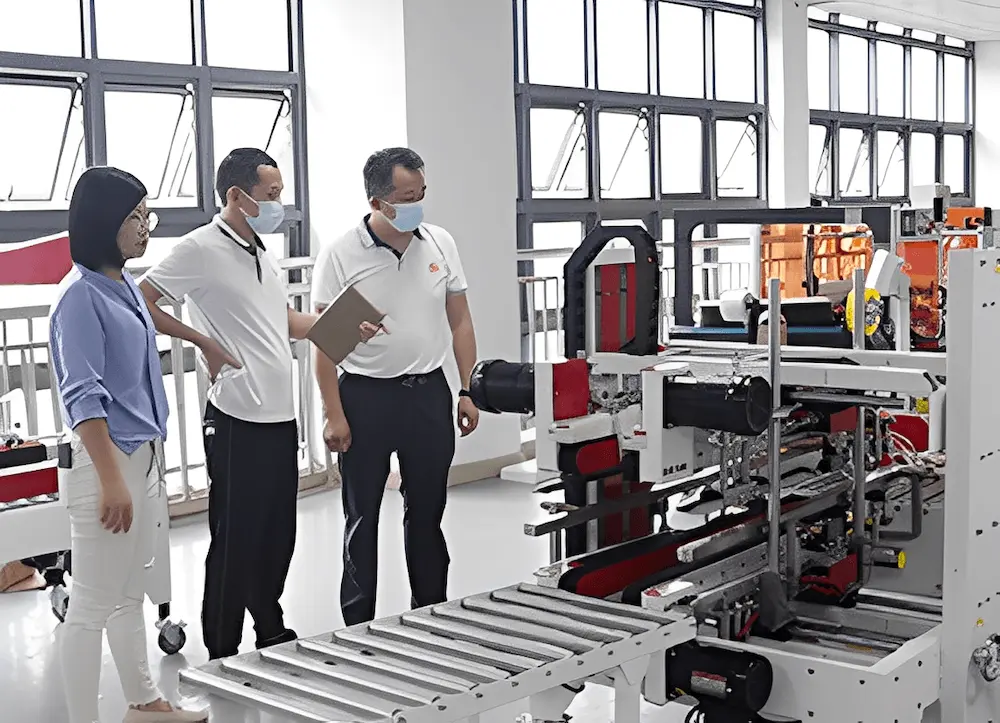 technical discussion around industrial carton sealer equipment